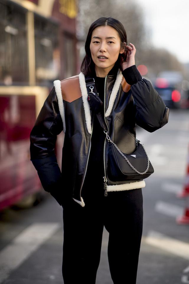 李小璐真潮！穿粉色羊羔毛外套配包臀裙，“外