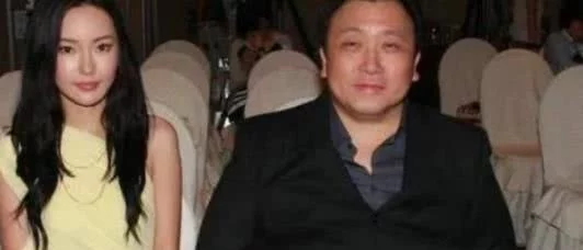 她上大二就被王晶发掘，演3部电影捞26亿，如今