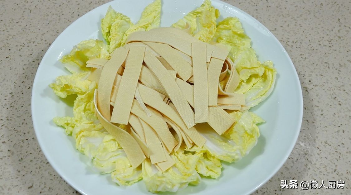 不需要添加任何調味品，醃製臘雞腿，配上娃娃菜和豆腐皮蒸著吃