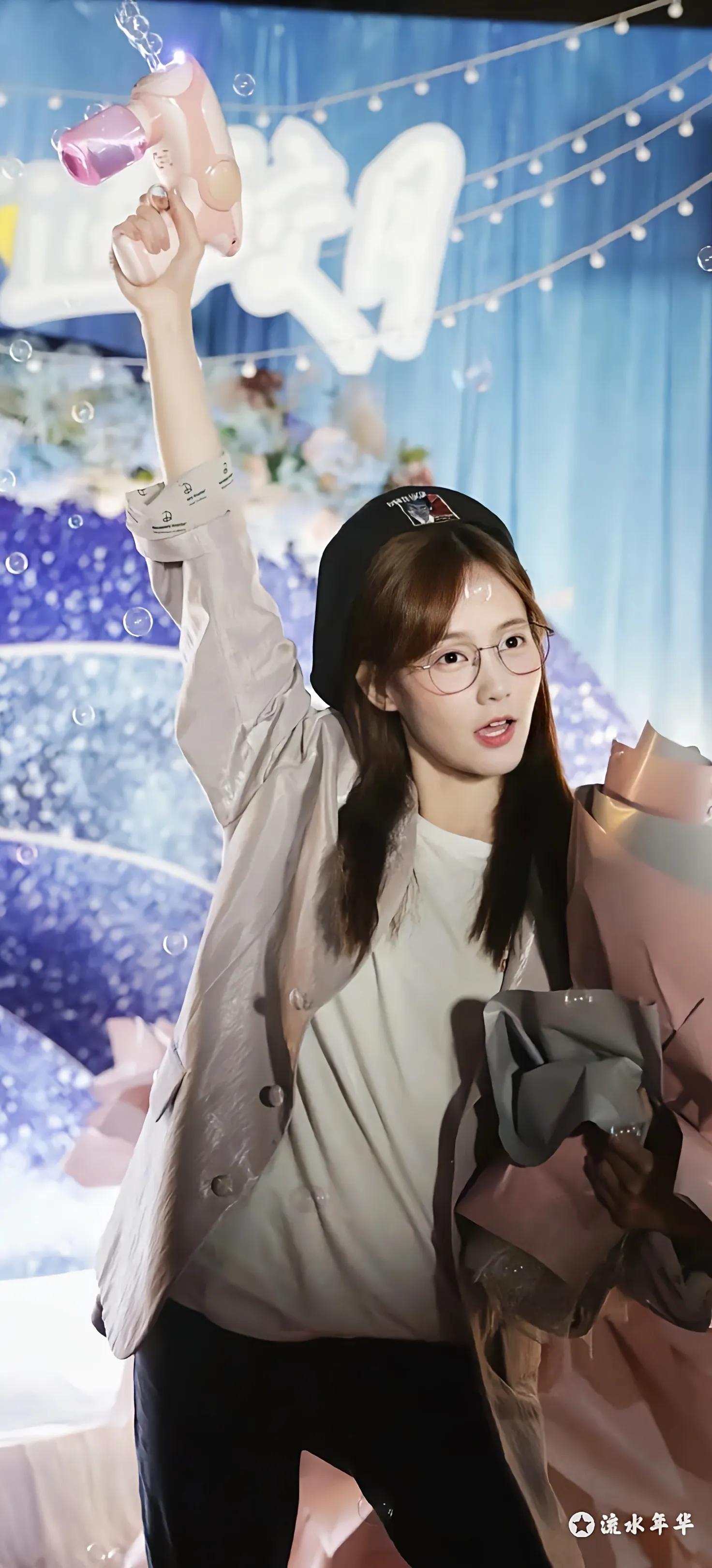 Li Yitong is nifty and melting wallpaper of photo mobile phone