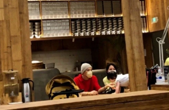 ​向太夫妇被偶遇，向华强一身名牌超时尚，坐头等舱飞北京看孙女