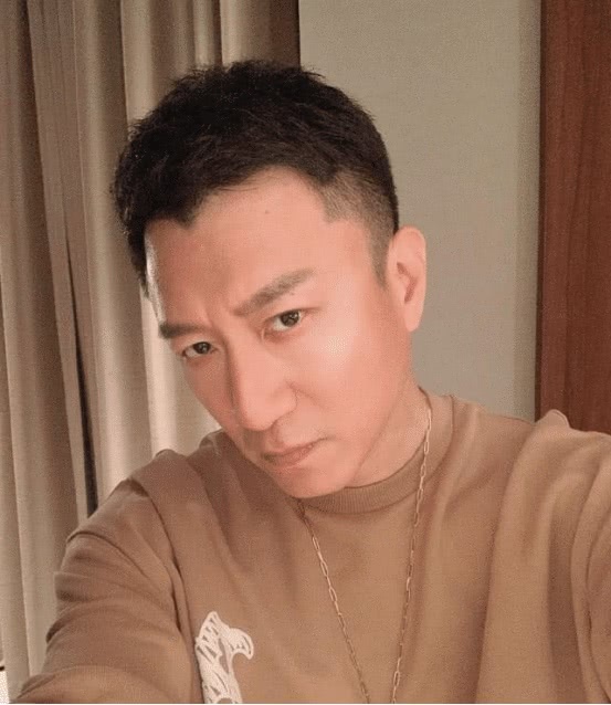 有种“低调”叫孙红雷的微博认证，长达15个字，