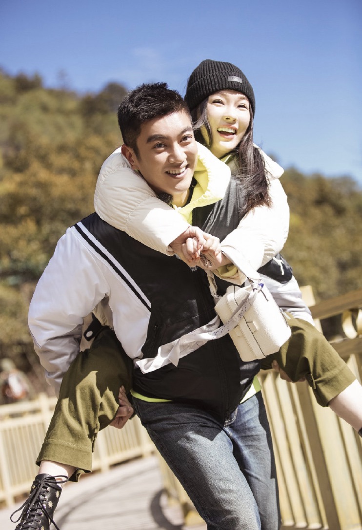 度假一家三亞度假被偶遇，神秘女孩兒現身，再被質疑是霍思燕二胎