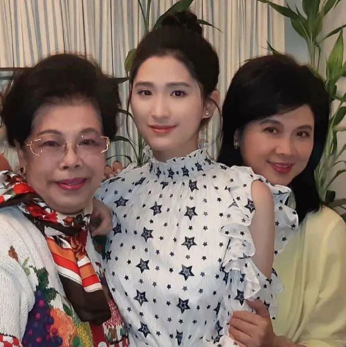 赌王家族又出一明星，25岁的她当主持人太抢眼，