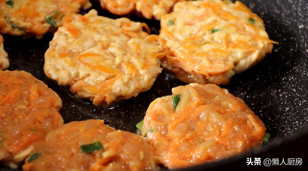 很多人說雞胸肉吃著柴，那是你不會做，配上胡蘿蔔，做成雞肉餅