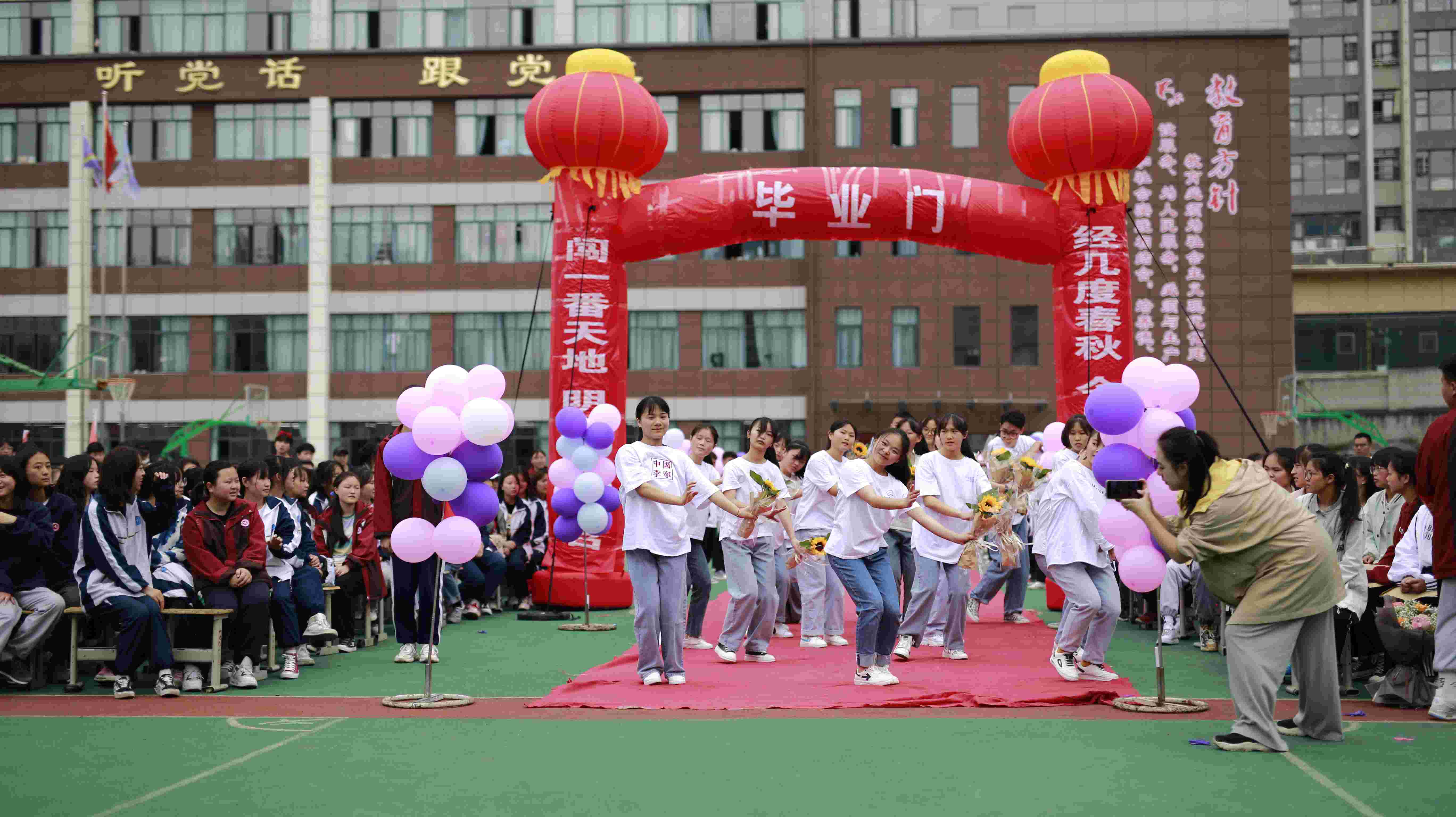 六盤水市民族中學舉行2021屆高三畢業(yè)典禮(圖9) 六盤水市民族中學舉行2021屆高三畢業(yè)典禮(圖9)