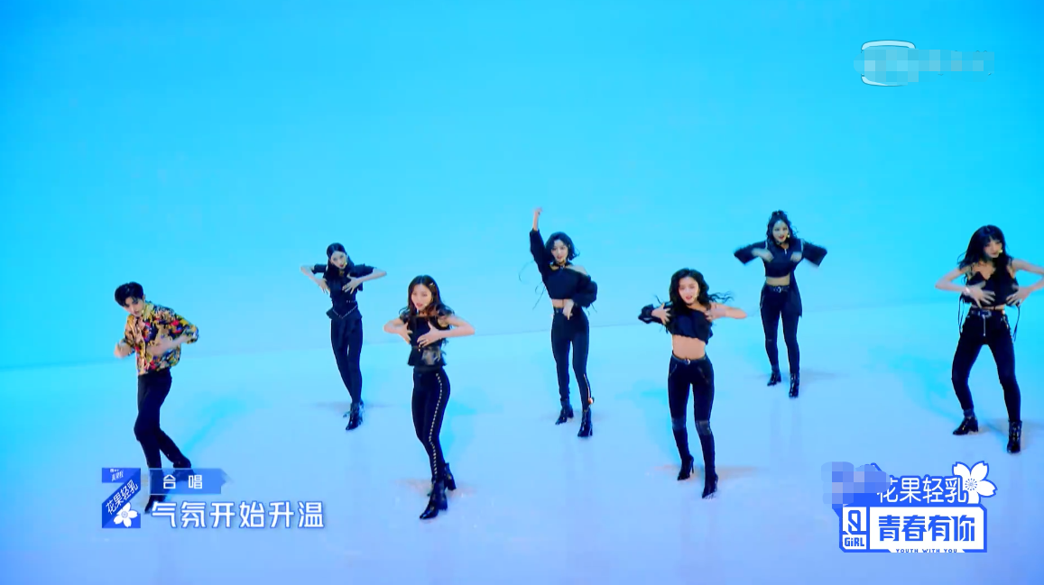 《青2》蔡徐坤合作舞台，与许馨文亲密靠背杀，许馨文满满求生欲