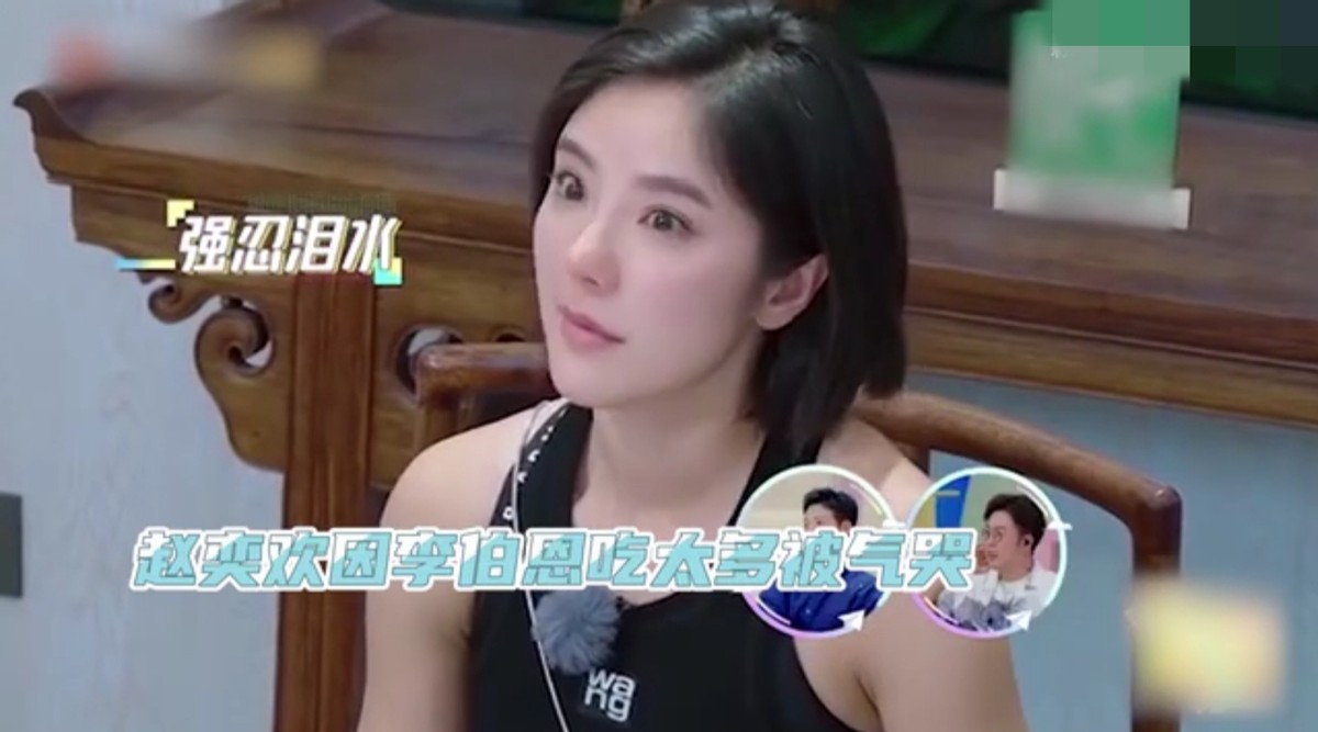 33-year-old Zhao Yuhuan standing on the toilet, the ultra short skirt ...