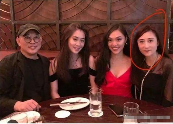 赌王出殡时，利智李连杰现身，粉丝看到照片惊呼：这根本不是利智