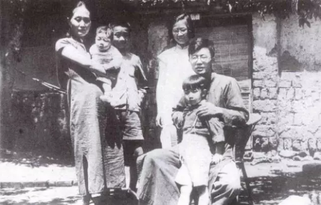 华罗庚：初中学历,身体残疾,23岁靠自学站上清华