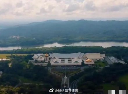 吳尊全家聚餐意外露富，豪宅超大帶花園泳池，女兒顏值赶超媽媽