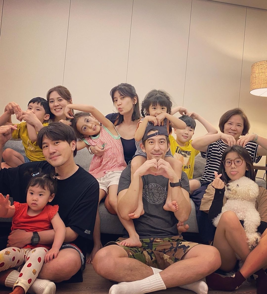 贾静雯为修杰楷过父亲节，与双方长辈合影，咘咘波妞送卡片超暖心