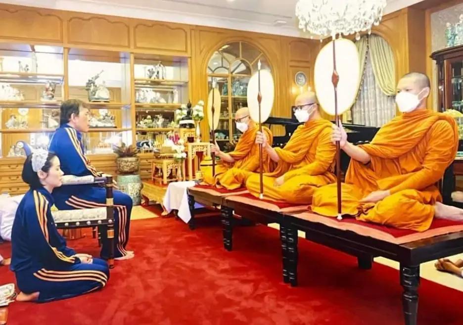 In order to prove that he was not a standin, King Rama X took off his