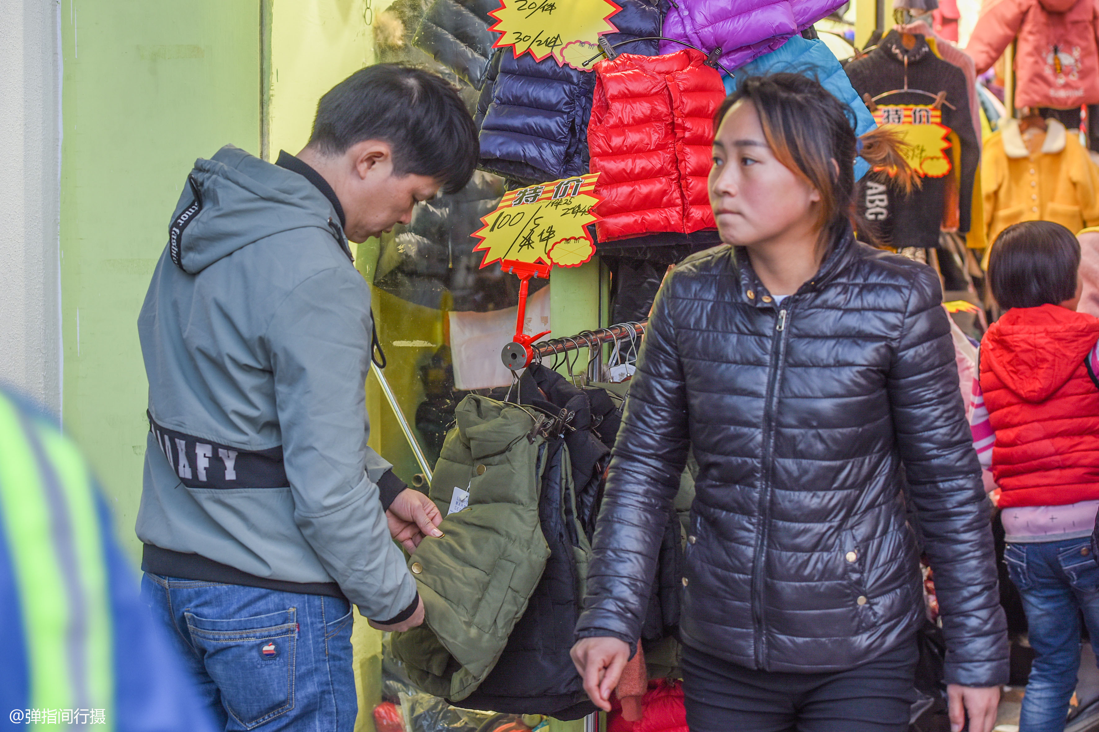 广州不起眼的老街，竟是中国最大童装集散地，衣服10元一件随便挑