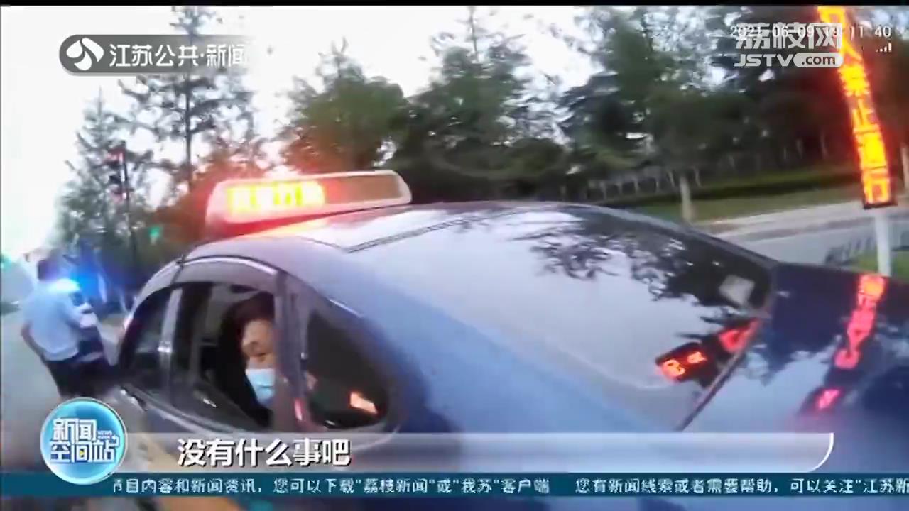 邳州：出租车顶灯显示“我被打劫”，交警快速反应 结果乌龙一场