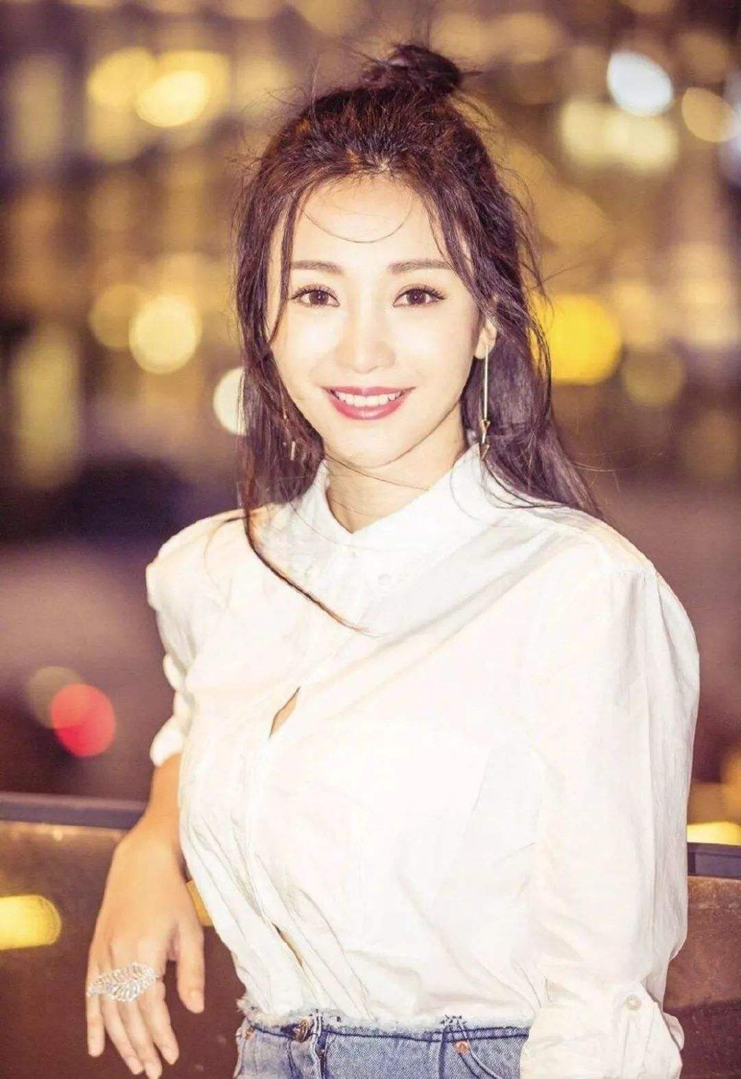 柳岩自爆独居生活，穿睡衣买菜不避讳，一个人的生活有多爽？