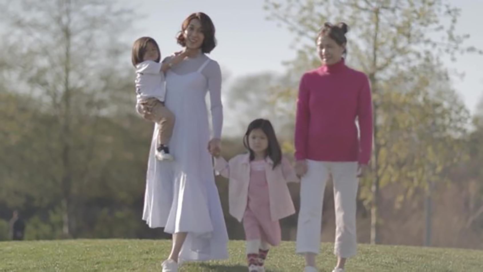 鍾嘉欣拍母親節MV，父母老公子女出鏡，三代同堂牽手散步溫馨感人