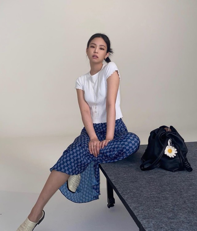 “人間香奈兒”金智妮,穿藍色露臍裝潮流個性,配西褲顯小蠻腰