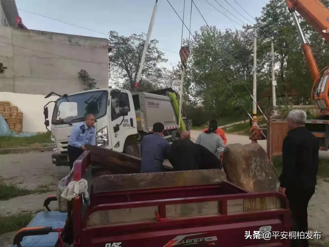 『我为群众办实事』┃车辆陷进槽沟内 民警秒变“救援队”