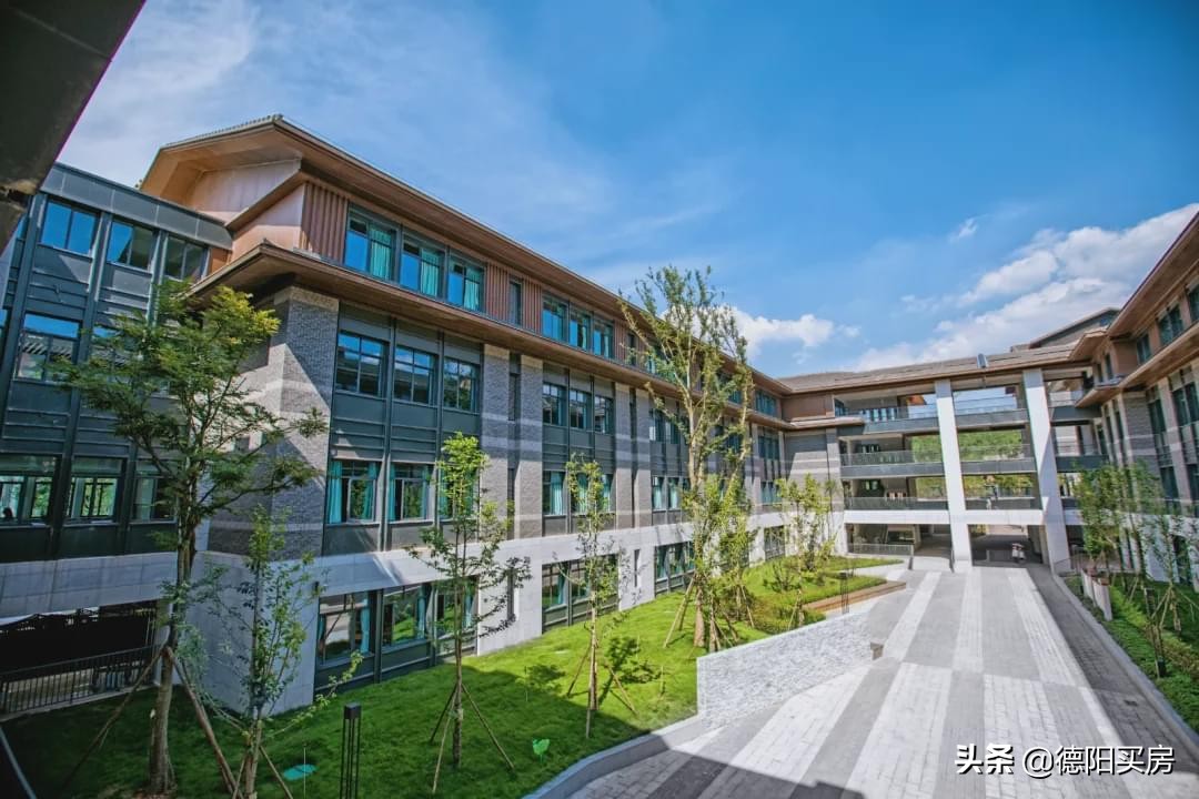 让人眼前一亮中式教学楼拥有唐宋风貌的建筑风格区别于传统学校的实拍