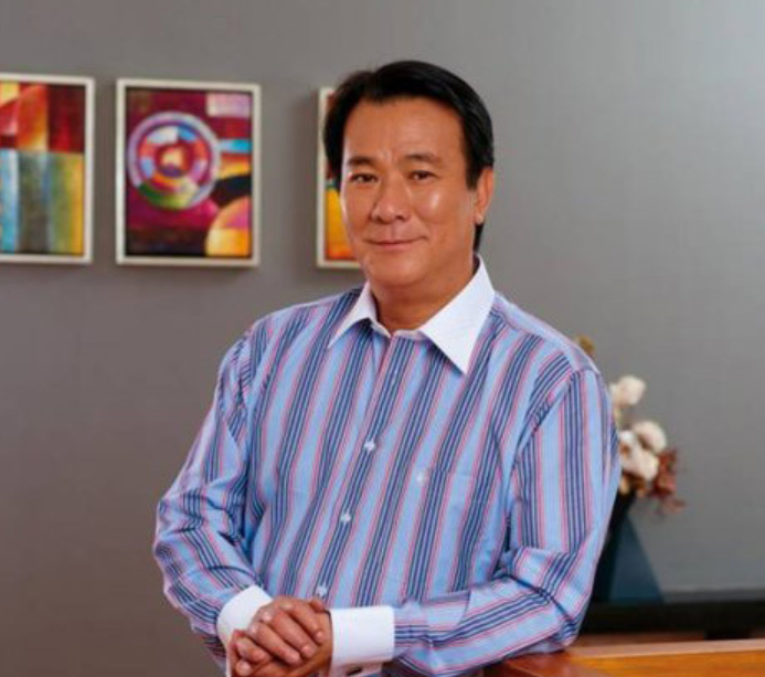 68岁李修贤罕现身，脸圆发福老年斑明显，曾帅到与周润发齐名