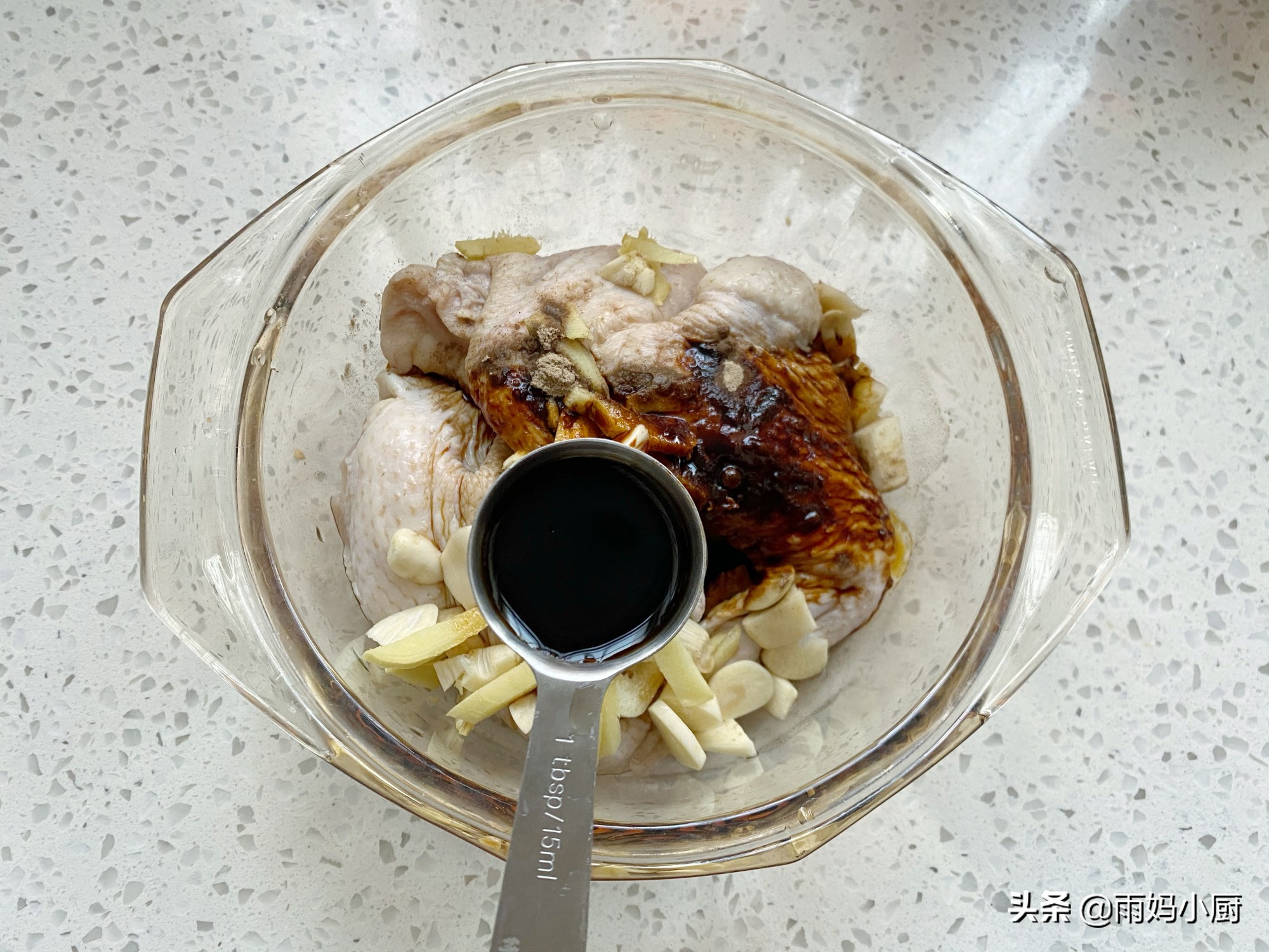 不用油炸不用紅燒，在家做焦香誘人的蒜香烤全翅，好吃到舔手指