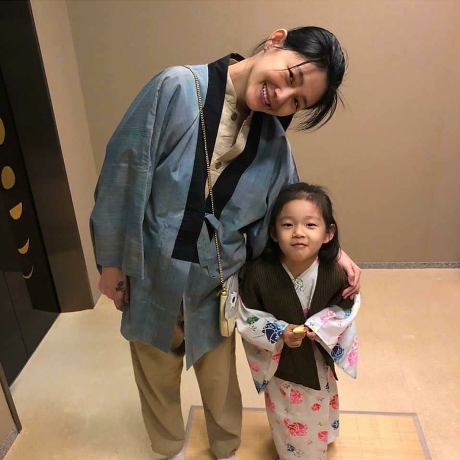 大s婆婆曬孫女演出視頻，小玥兒舞姿稚嫩，手持油紙傘變民國女孩