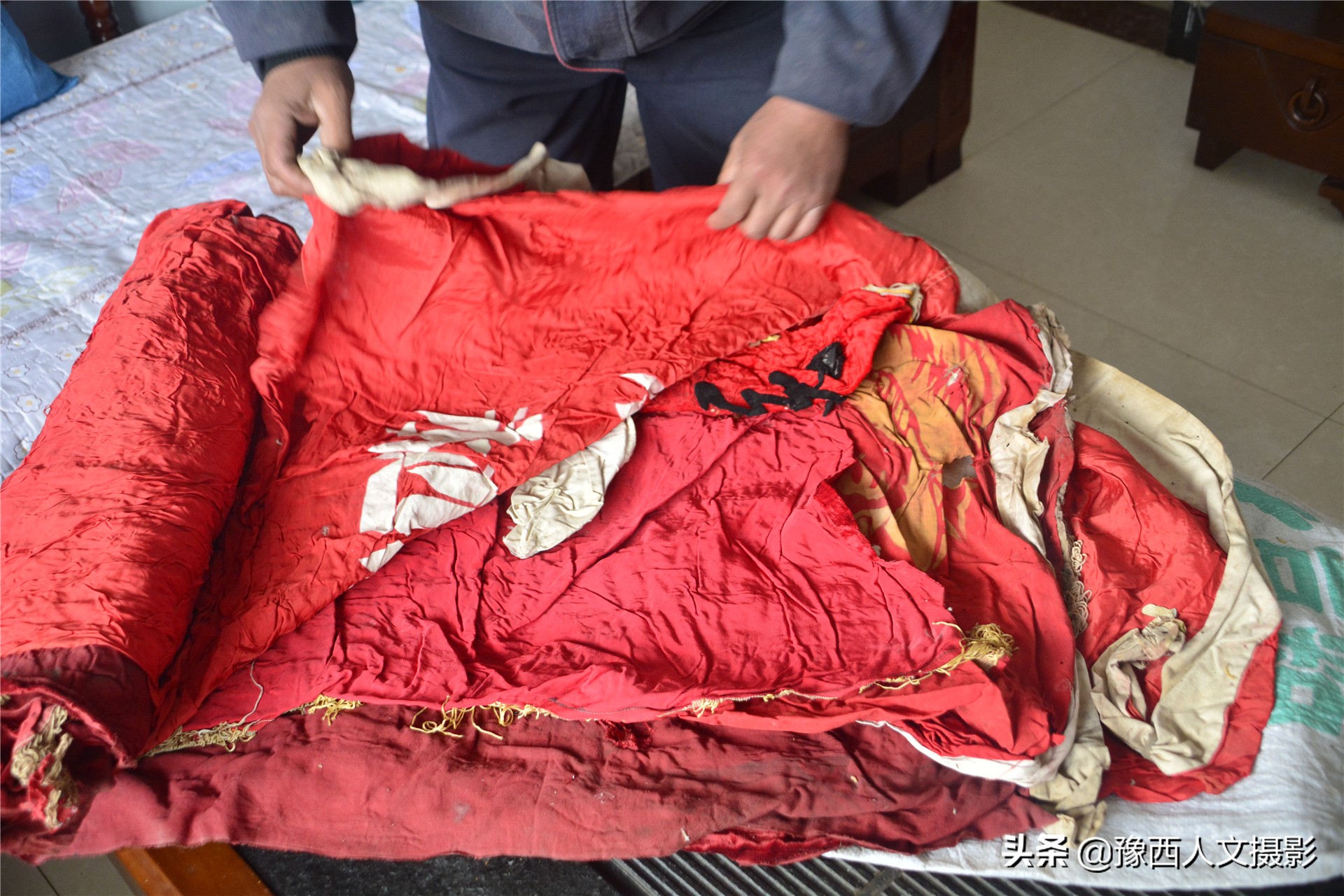 村里土房拆除，农家大叔从挖掘机下抢出来一卷布，啥东西这么珍贵