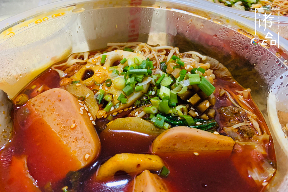 重庆49元麻辣烫测评：9荤8素，超乎想象，2个人都吃撑了