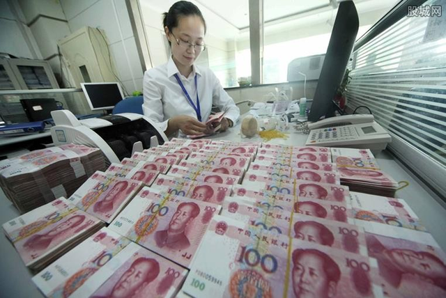 存款达到一亿，光吃利息能过什么质量的生活，银行员工揭晓答案