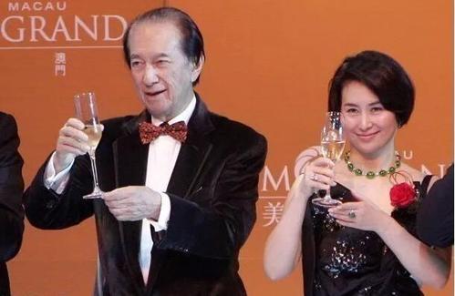 比何超琼大两岁的梁安琪，连剖5胎不坐月子，为