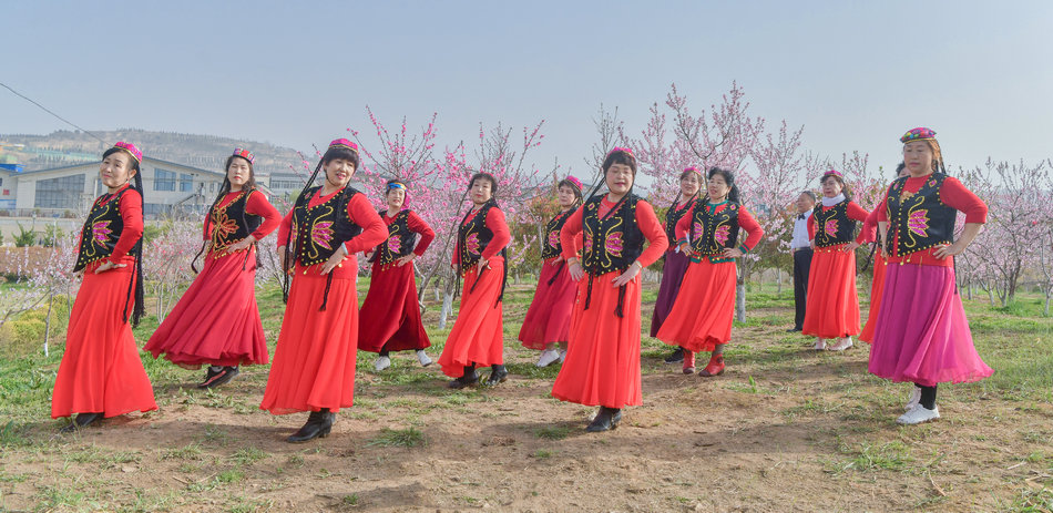 翠湖：桃花灼灼春色美，扇鼓咚咚夕阳红