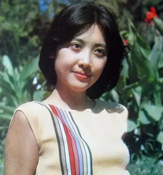 容貌出众，60岁却不生孩子的6位女星，杨丽萍为