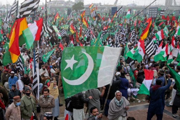 巴鐵前總理策反，11個反對黨聯手示威，印媒：伊姆蘭汗求援中國