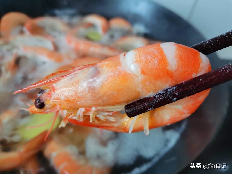 水煮蝦，冷水煮還是熱水煮？ 大廚教你正確做法，蝦肉細嫩，還不腥