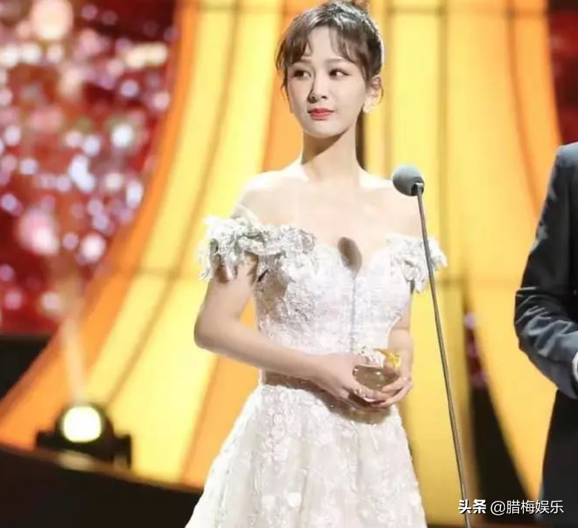 杨紫终于减肥成功，天鹅颈和直角肩都有了，路