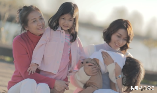 鍾嘉欣帶子女和媽媽同框出鏡賀母親節一家人牽手的背影合照很溫馨