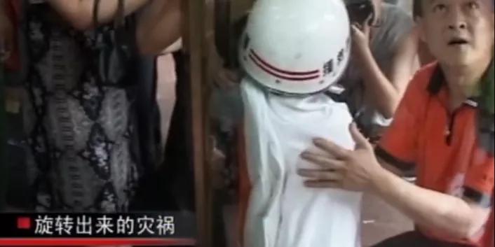 3岁男童被门缝夹头身亡，千万别让你的「错误救助」害了孩子