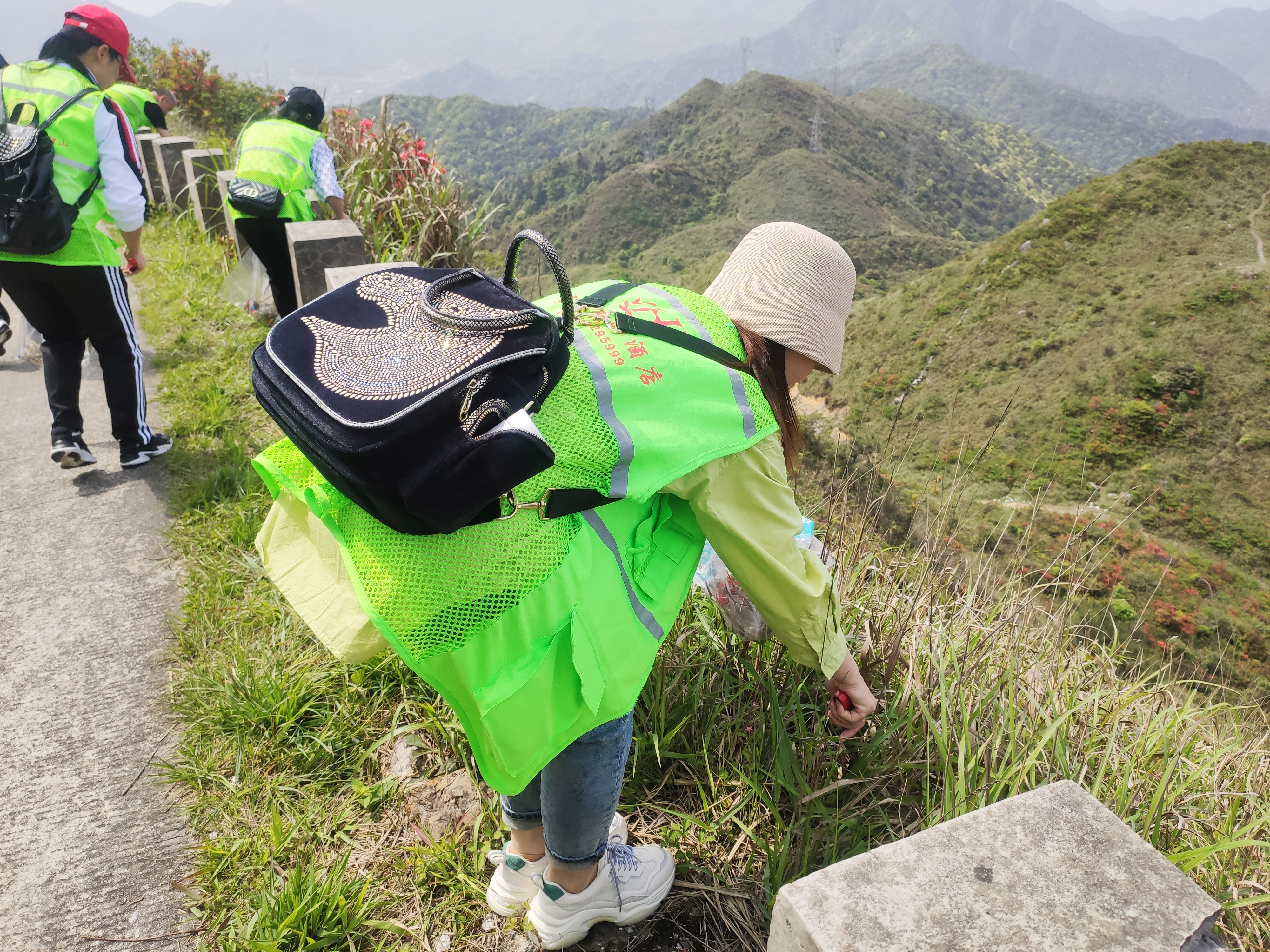 美丽红尖山 绿色环保行