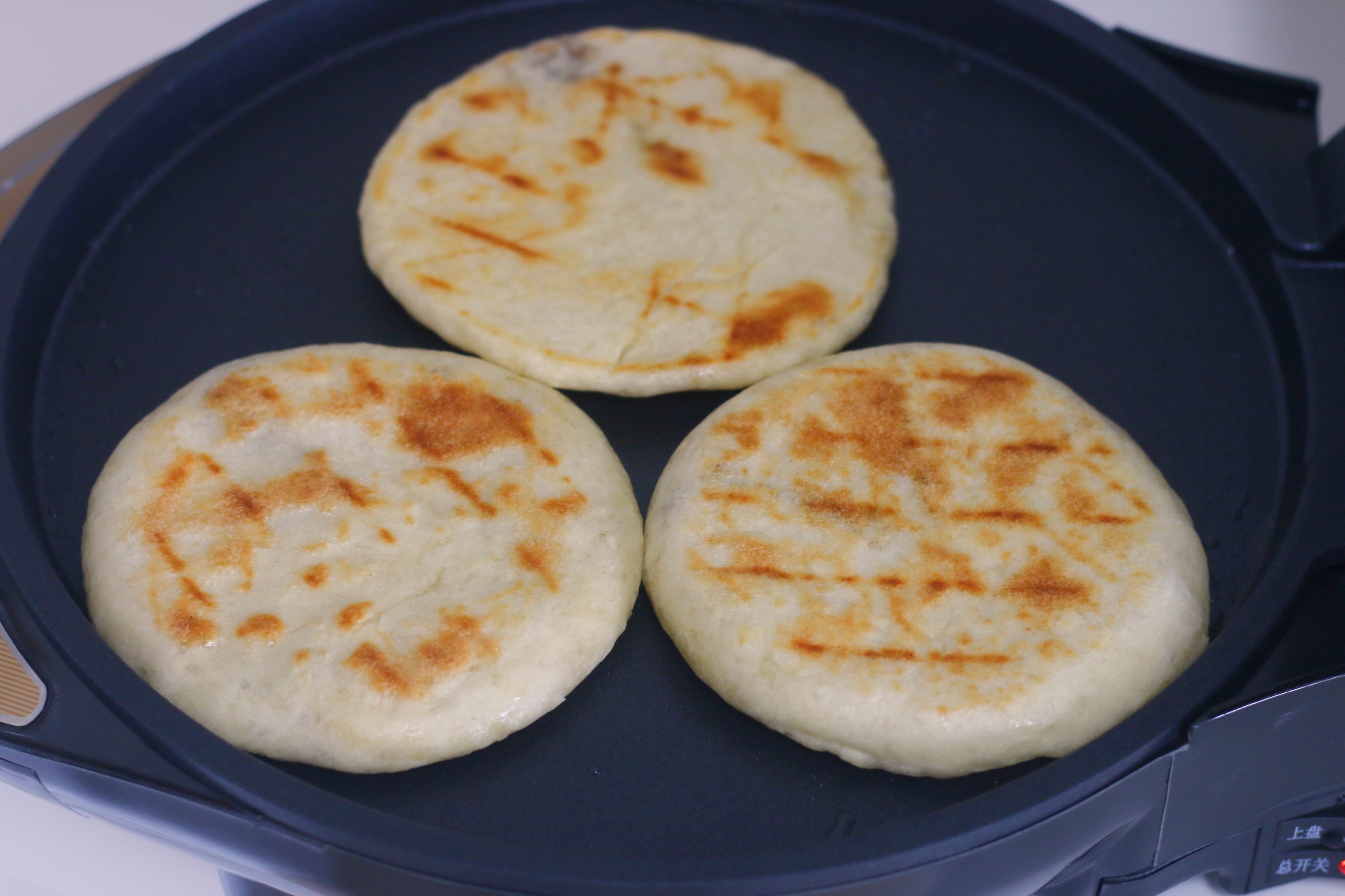 猪肉降到9块，烙几个火烧，卤1锅肉，剁碎一夹，太香了