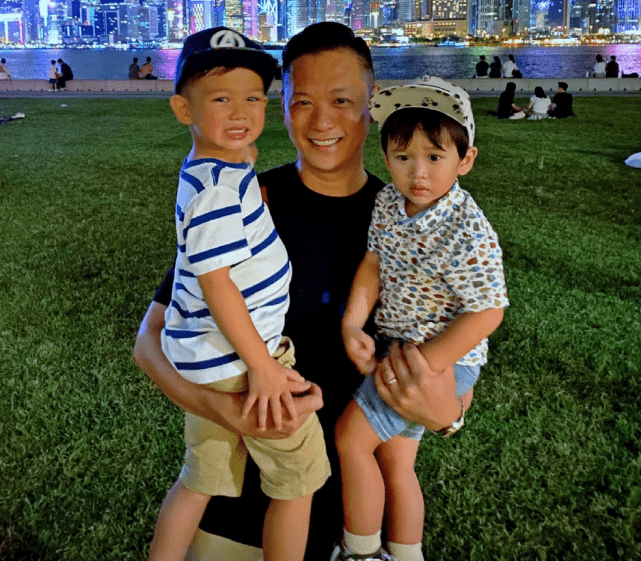 胡杏儿老公大秀爸爸力，老婆视角下一手抱一娃，奕霆假笑模样萌翻