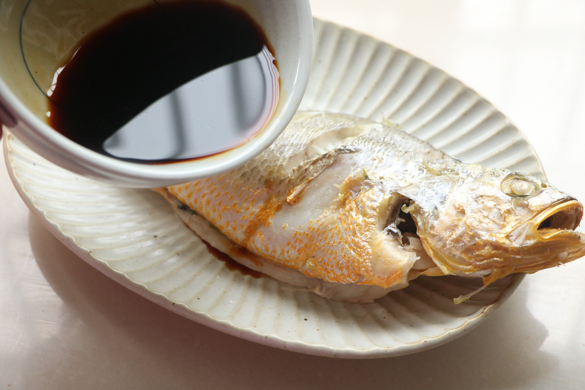 最近迷上了吃鱼，肉多刺少超鲜嫩，不管清蒸红烧，每顿一条不够吃