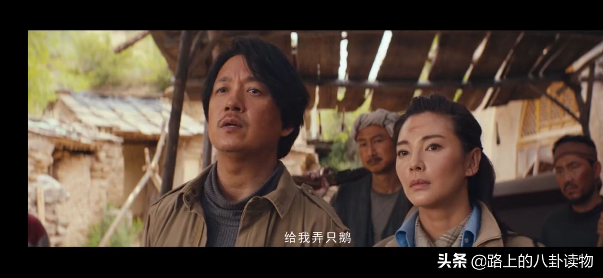 《龙岭迷窟》两次出现在石壁上方凹洞里的不明