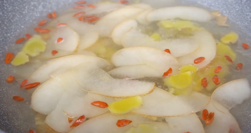 雪梨加生薑，作用真是厲害，現在知道也不晚，冬天家人常喝身體好