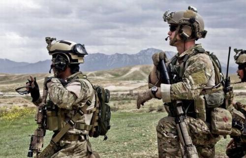 美特种兵逼近委边境，军舰驶入西太敏感区域，美搅局为啥突然升级