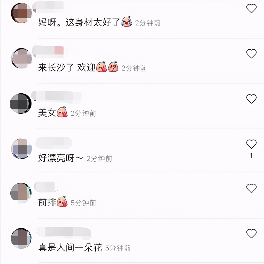吉娜曬郎朗視角照，喝奶茶開心如小女生，產後仨月身材恢復到巔峰