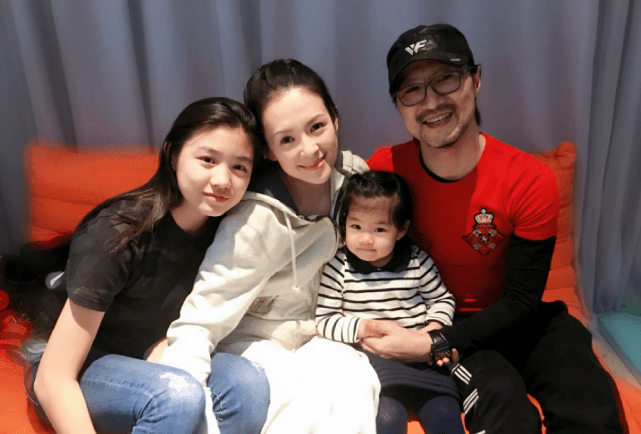 汪峰大女儿近照曝光，16岁小苹果化浓妆衣着性感，气质显成熟