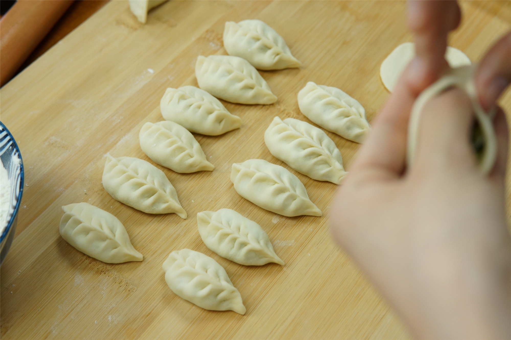 夏天别吃肉饺子了，这2种蔬菜特水嫩，包饺子清
