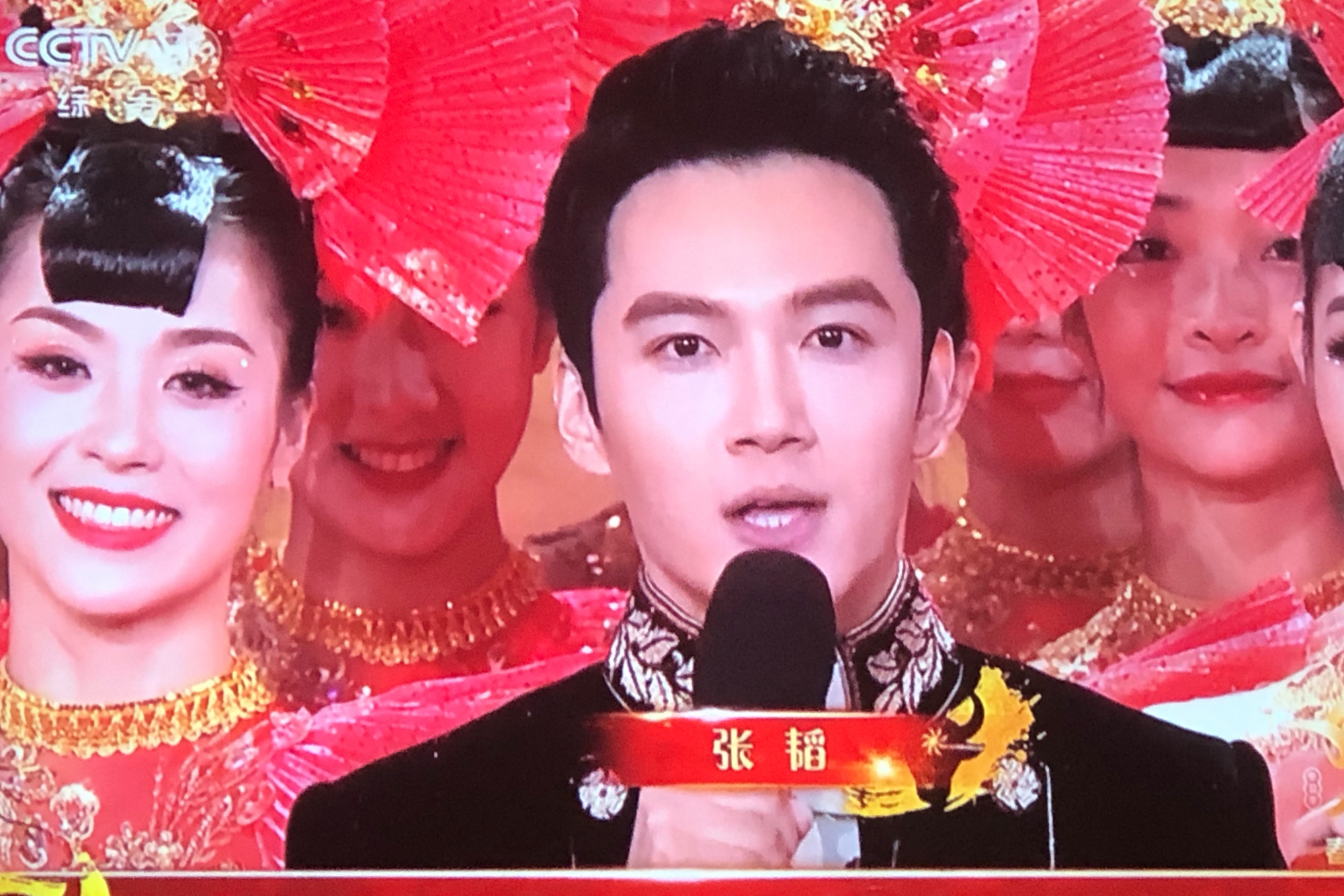 春晚新主持人张韬被赞好帅王一博关晓彤扛住央视镜头颜值高