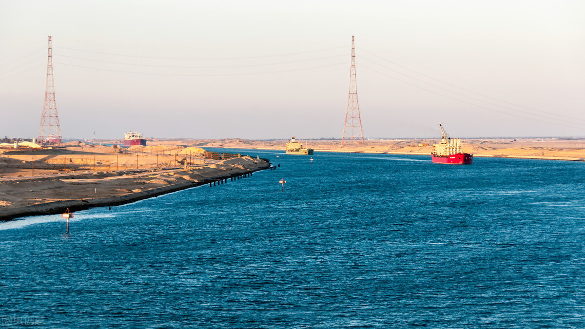 蘇伊士運河通航這麽多年，經常性擁堵，為什麽不再次挖深、挖寬？